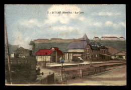 57 - BITCHE - LA GARE DE CHEMIN DE FER - CARTE COLORISEE - Bitche