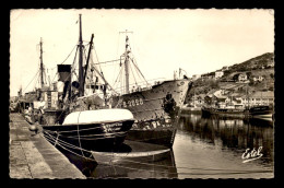 BATEAUX - CHALUTIERS "SOUVENIR" ET "RAPHAEL" A QUAI A FECAMP - Pesca