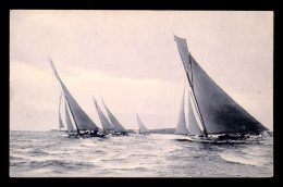 BATEAUX - VOILIERS EN REGATE - TYPES AMERICA CUP - Segelboote