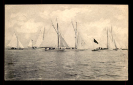 BATEAUX - VOILIERS - EN REGATES - ARCACHON ? (GIRONDE) - Zeilboten