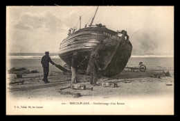 BATEAUX - GOUDRONNAGE D'UN BATEAU SUR LA PLAGE DE BERCK - Fishing Boats