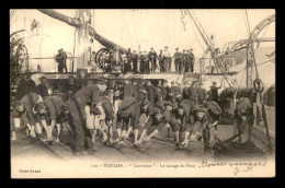 BATEAUX DE GUERRE - LE LAVAGE DU PONT A BORD DU "COURONNE"  - TOULON - Oorlog