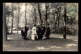 CARTE PHOTO - EN FAMILLE DANS UN PARC - COMMUNIANTE - Fotografie