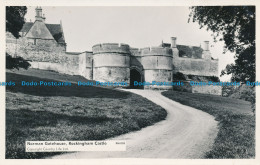 R032973 Norman Gatehouse. Rockingham Castle. RP - Monde