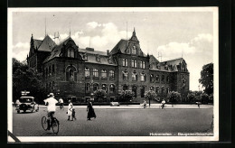 AK Holzminden, Baugewerbeschule, Passanten Und Auto  - Holzminden