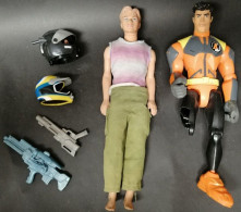 Lot Of 2 Mattel And Hasbro Dolls, 2 Helmets And 2 Accessory Weapons - Altri & Non Classificati