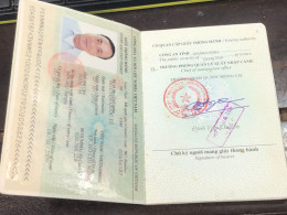 VIET NAM -OLD-GIAY THONG HANH XUAT CANH-ID PASSPORT-name-NGUYEN QUOC TE-2009-1pcs Book - Sammlungen