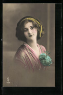 Foto-AK PFB Nr. 510 /6: Junge Schöne Frau Im Rosanen Kleid Mit Gelben Bändern Im Haar Und Blumenstrauss  - Photographie