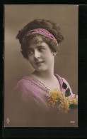 Foto-AK PFB Nr. 1049: Schöne Junge Dame Im Rosanen Kleid Mit Haarband Und Gelben Blumen  - Fotografia