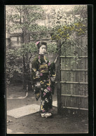 AK Japanische Frau Im Kimono Im Garten  - Unclassified