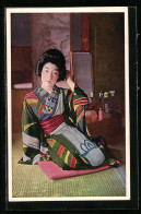 AK Junge Geisha Kniet Im Kimono Auf Einem Kissen  - Non Classés
