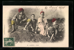 AK Kinder In Traditionellen Trachten Mit Roten Kopfbedeckungen  - Ohne Zuordnung