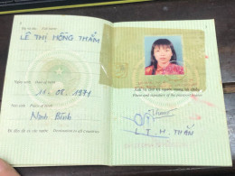 VIET NAM -OLD-ID PASSPORT-name-LE THI HONG THAM-2001-1pcs Book - Collezioni
