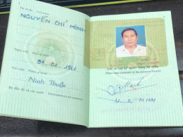 VIET NAM -OLD-ID PASSPORT-name-NGUYEN TRI MINH-2001-1pcs Book - Collezioni