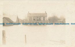 R035157 Old Postcard. House - Wereld