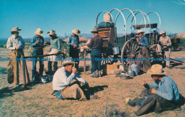 R035160 Hungry Cowboys Taking Time Out For Lunch At The Chuck Wagon. 1967 - Wereld