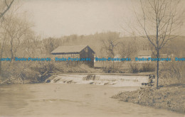 R035174 Old Postcard. River And Houses - Wereld