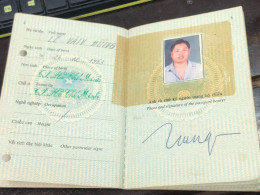 VIET NAM -OLD-ID PASSPORT-name-LE VAN HUNG-2001-1pcs Book - Collections