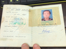 VIET NAM -OLD-GIAY THONG HANHID PASSPORT-name-VO VAN KHUONG-2002-1pcs Book - Sammlungen