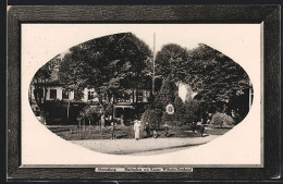 Präge-AK Ahrensburg / Holstein, Marktplatz Mit Kaiser Wilhelm-Denkmal, Passepartout  - Ahrensburg