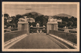 AK Baden-Baden, Zeppelin Hinter Der Josefinenbrücke, Brunnen In Der Gönneranlage  - Dirigeables