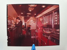 Photo TRAINS WAGON Négatif Couleur Intérieur Wagon Belle Voyageuse Au Bar Corail SNCF - Eisenbahnen