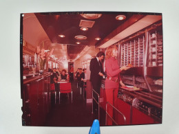 Photo TRAINS WAGON Négatif Couleur Intérieur Wagon Belle Voyageuse Au Bar Corail SNCF - Eisenbahnen