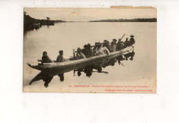 MADAGASCAR - Passage D'une Rivière En Pirogue, En Route Pour Tananarive (carte Animée) - Madagascar