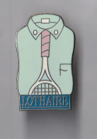 PIN'S   THEME MARQUE LOTHAIRE MAGASIN DE VETEMENTS CHEMISE RAQUETTE DE TENNIS - Marche