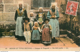 CPA Moeurs Et Types Bretons-Costumes De Plougastel-Une Belle Famille-65-Timbre      L1754 - Plougastel-Daoulas