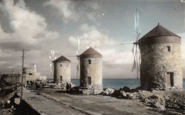 LES MOULINS A VENT - Windmills