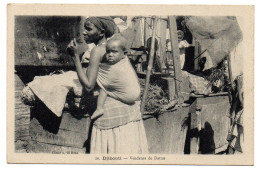 CPA  DJIBOUTI      -      VENDEURS DE DATTES        -     FEMME AVEC ENFANT SUR SON DOS - Djibouti