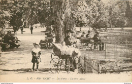 CPA Vichy-Les Parcs-Le Gros Arbre-169-Timbre        L2179 - Vichy
