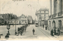 CPA Dijon-La Place D'armes Et La Rue De La Liberté-63-Timbre     L2201 - Dijon