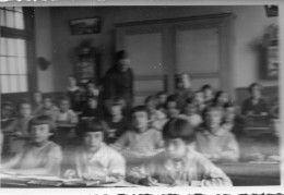 Photographie Photo Vintage Snapshot Classe Enfant Salle Classroom école School - Anonyme Personen