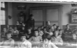 Photographie Photo Vintage Snapshot Classe Enfant Salle Classroom école School - Personnes Anonymes