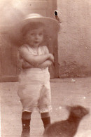 Photographie Photo Vintage Snapshot Enfant Child Brouette Foulard - Personnes Anonymes