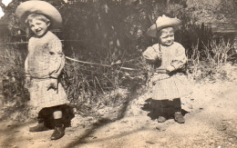 Photographie Photo Vintage Snapshot Enfant Chapeau Jeu Campagne BLIDA - Anonyme Personen