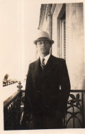 Photographie Photo Vintage Snapshot Chapeau Suits Costume Cravate Balcon - Personnes Anonymes