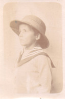 Photographie Photo Vintage Snapshot Portrait Long Kid Chapeau Hat Foulard - Personnes Anonymes