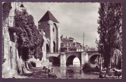 77 - MORET-sur-LOING - QUAI Et PORTE De BOURGOGNE - LAVANDIERE -  ANIMÉE  - - Moret Sur Loing