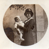 Photographie Photo Vintage Snapshot Portrait Baby New Born Hat Chapeau Ombre - Anonyme Personen
