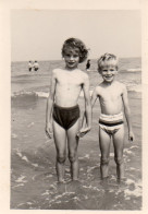 Photographie Photo Vintage Snapshot Mer Sea Plage Beach Children Playing Jouer - Anonieme Personen