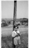 Photographie Photo Vintage Snapshot Child Smile Play Sourire Arbre Jeu Funny  - Anonieme Personen