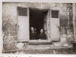 Photographie Photo Vintage Snapshot Fenêtre Window Cadre Family Famille Graffiti - Anonieme Personen