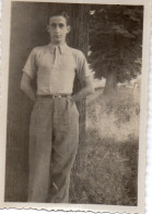 Photographie Photo Vintage Snapshot Portrait Homme Chemise Shirt Tree Arbre - Persone Anonimi