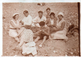 Photographie Photo Vintage Snapshot Picnic Pique Nique Herbe Manger Ground  - Persone Anonimi