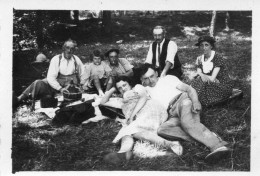 Photographie Photo Vintage Snapshot Picnic Pique Nique Herbe Manger Ground  - Persone Anonimi