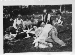 Photographie Photo Vintage Snapshot Picnic Pique Nique Herbe Manger Ground  - Otros & Sin Clasificación