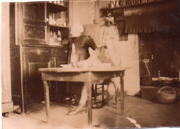 Photographie Photo Vintage Snapshot Portrait Famille Cuisine Maison Kitchen - Persone Anonimi